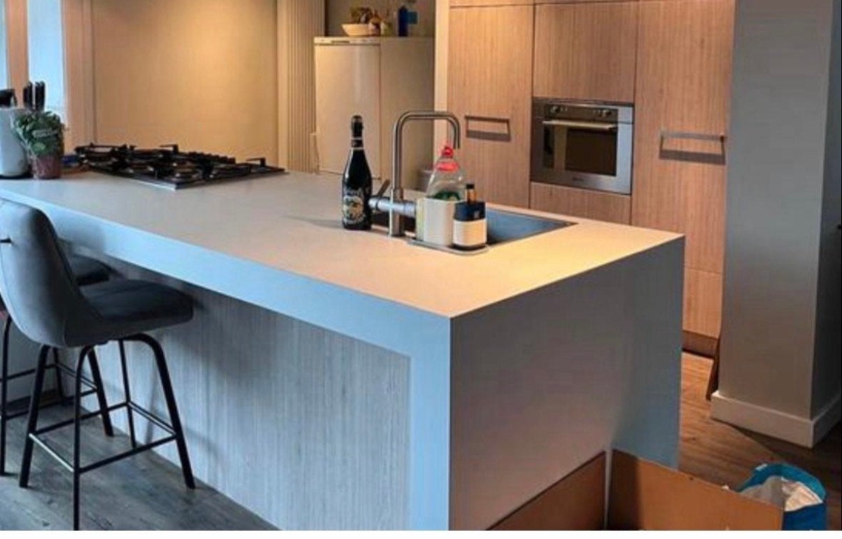 Moderne keuken met kookeiland en inbouwapparatuur, Ophalen, Gebruikt, Wit, Kunststof