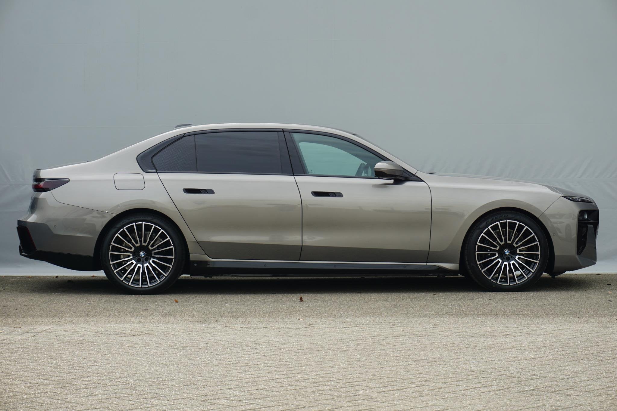 BMW i7 xDrive60 106 kWh | SoH 100% | M Sportpakket Pro | Tre, Auto's, Automaat, Stof, Sedan, Zilver of Grijs