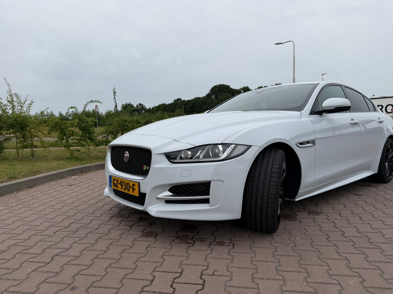 Jaguar XE 2.0 147KW AUT 2015 Wit, Auto's, Achterwielaandrijving, 1800 kg, 4 cilinders, Wit