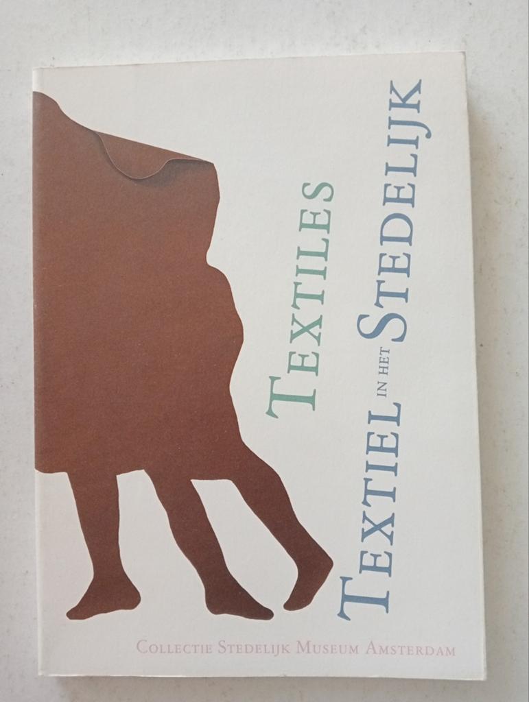Textiel in het Stedelijk - Collectie Stedelijk Museum, Ophalen of Verzenden, Gelezen, Overige onderwerpen, Onbekend