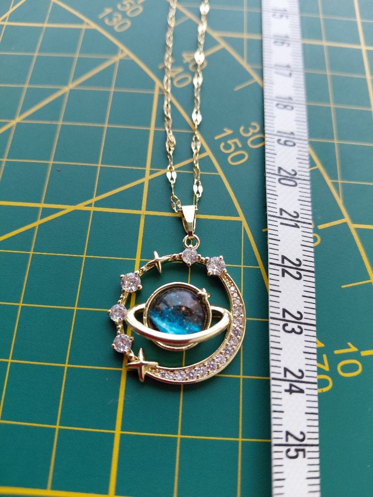 Mooi ketting met hanger maan met strass goudkleurig, Nieuw, Ophalen of Verzenden, Goud, Overige materialen