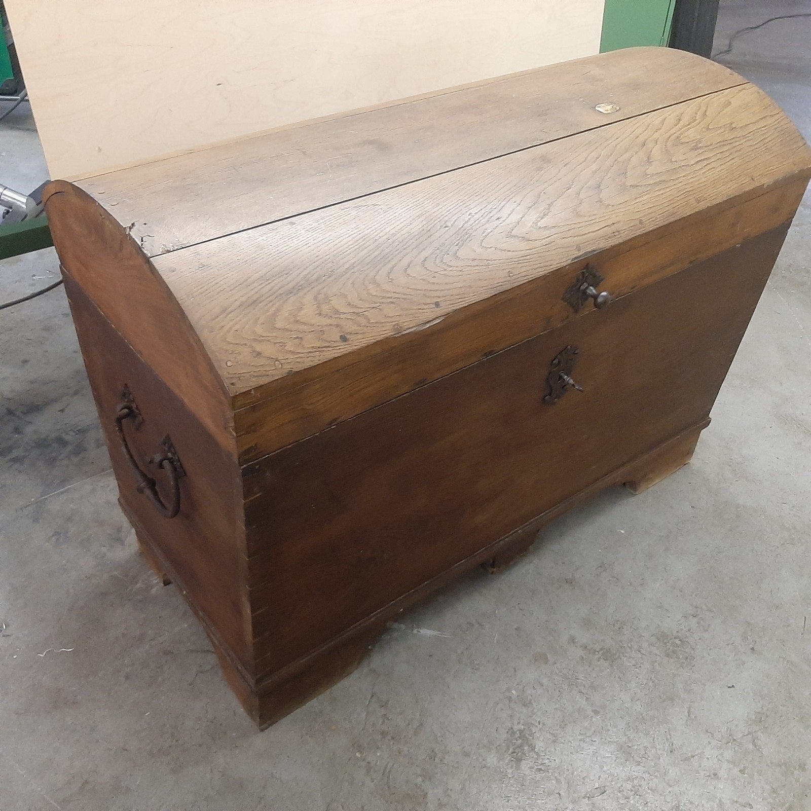 Antieke houten kist, gebogen deksel, metalen beslag, sleutel, Ophalen of Verzenden