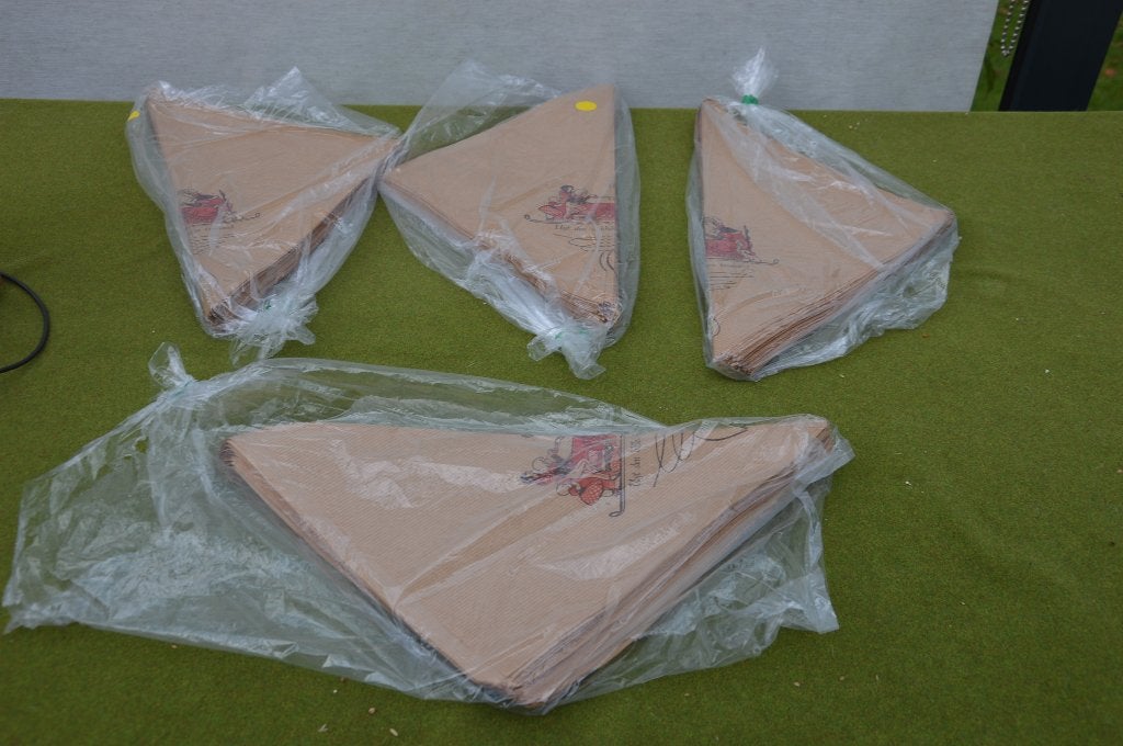 Oude puntzakjes met opdruk: Uyt den blikken trommel, koekjes, Ophalen of Verzenden