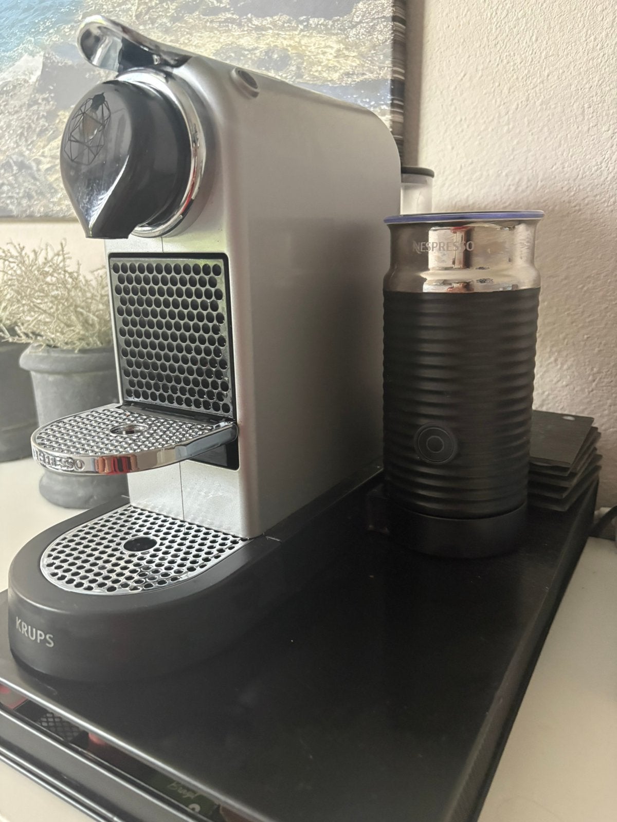 Nespresso Krups CitiZ Koffiemachine – Zilver, Espresso apparaat, Ophalen of Verzenden, Zo goed als nieuw, Koffiepads en cups