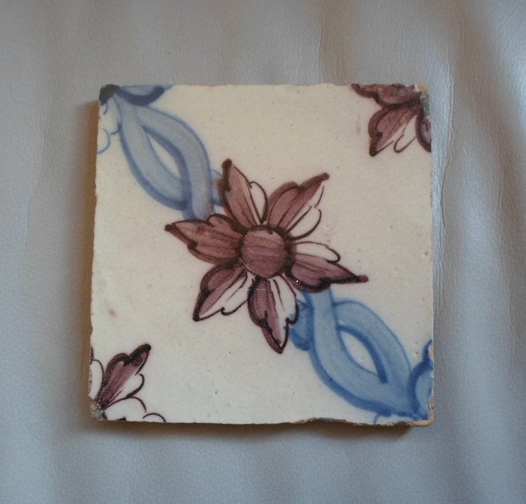 Antieke Tegel Mangaan Bloem Blauw Lint, Ophalen of Verzenden