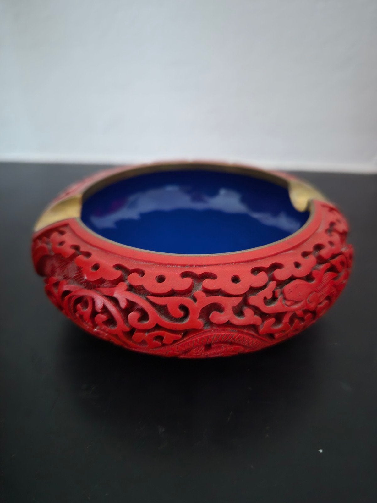 Antieke asbak
chinees rood lakwerk
blauw geëmailleerd
doorsn, Antiek en Kunst, Ophalen of Verzenden