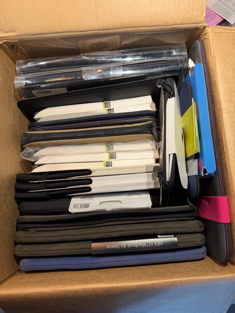Partij van 23 hoezen voor tablets/laptops - Diverse maten/me, Computers en Software, Tablet-hoezen, Nieuw, Bescherming voor- en achterkant
