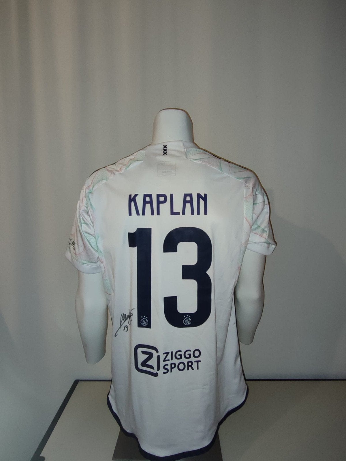 Ajax shirt gesigneerd door Ahmetcan Kaplan met coa

Inlijste, Verzamelen, Ophalen of Verzenden