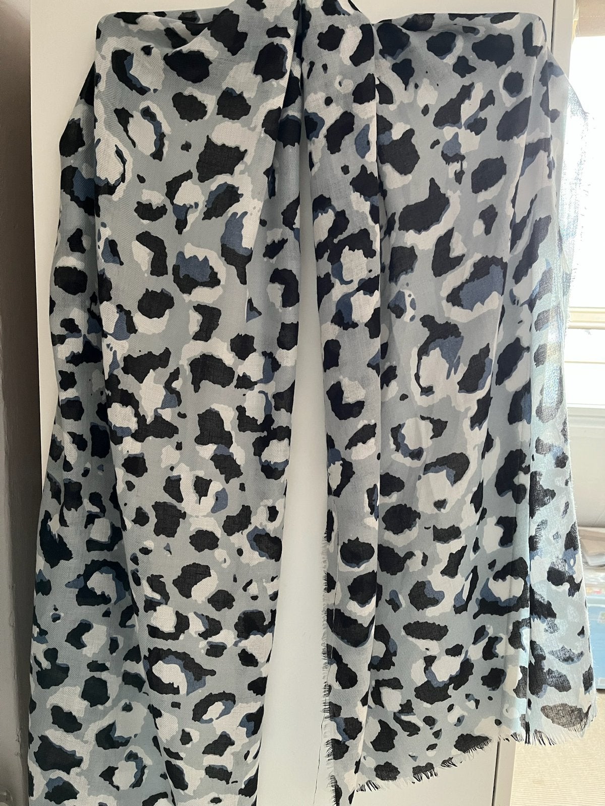 Sjaal panterprint blauw, Kleding | Dames, Mutsen, Sjaals en Handschoenen, Ophalen of Verzenden, Zo goed als nieuw, Maat 46/48 (XL) of groter