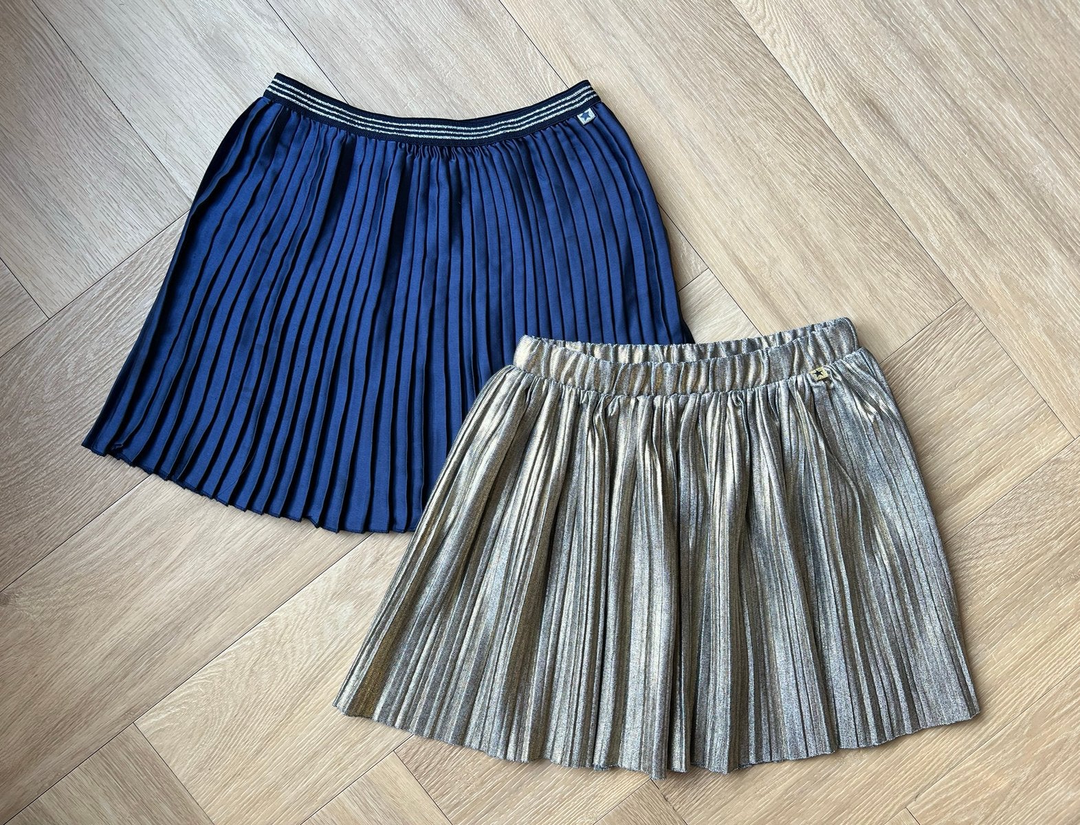 Rokjes 2x, plissé, blauw en goud, We, maat 134/140, Kinderen en Baby's, Kinderkleding | Maat 134, WE, Meisje, Ophalen of Verzenden
