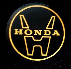 Honda pin- zwart-goudkleurig, Verzamelen, Speldjes, Pins en Buttons, Verzenden, Nieuw, Transport, Speldje of Pin