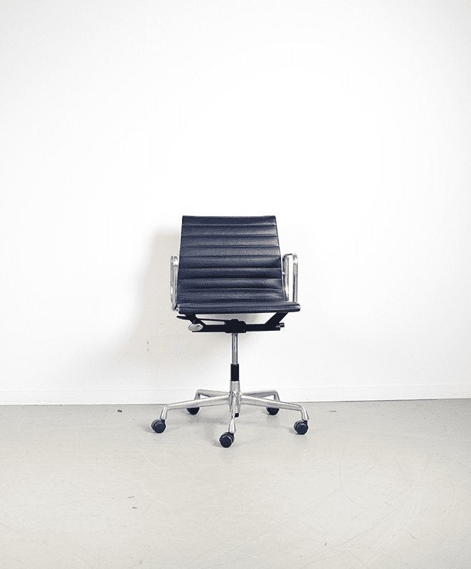 Vitra EA 117 Bureaustoel Blauw Leer - Aluminium, Niet ingevuld, Zo goed als nieuw, Niet ingevuld, Niet ingevuld