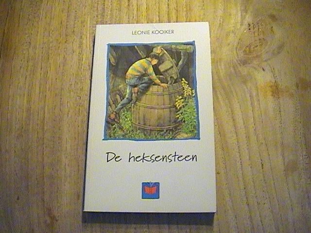 De heksensteen - Leonie Kooiker - steen / oma toveren, Boeken, Ophalen of Verzenden, Gelezen, Leonie Kooiker