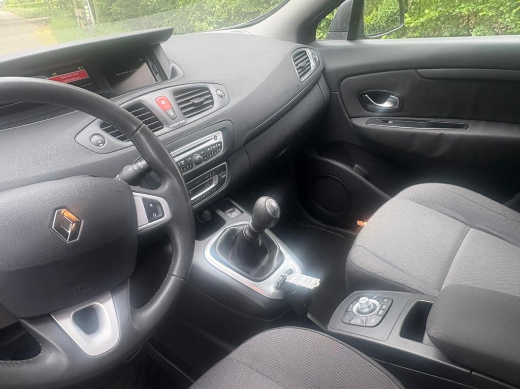 Foto 18 van Renault Grand Scenic 1.4 TCE 5P 2011 Grijs