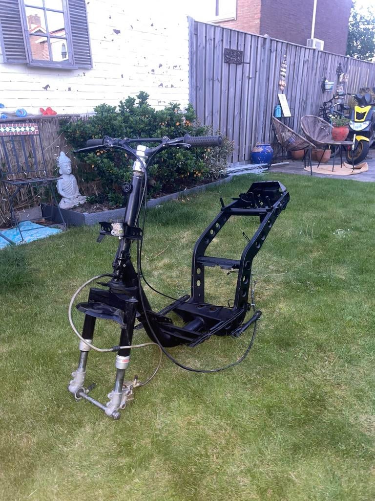 Piaggio typhoon geldig snor frame met voorvork en stuur, Ophalen of Verzenden, Zo goed als nieuw, Piaggio