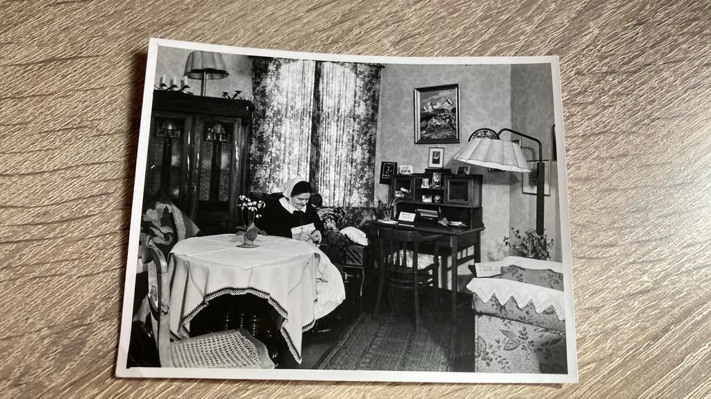 Oude foto kraamverzorgster in woonkamer, Ophalen of Verzenden, 1940 tot 1960, Zo goed als nieuw