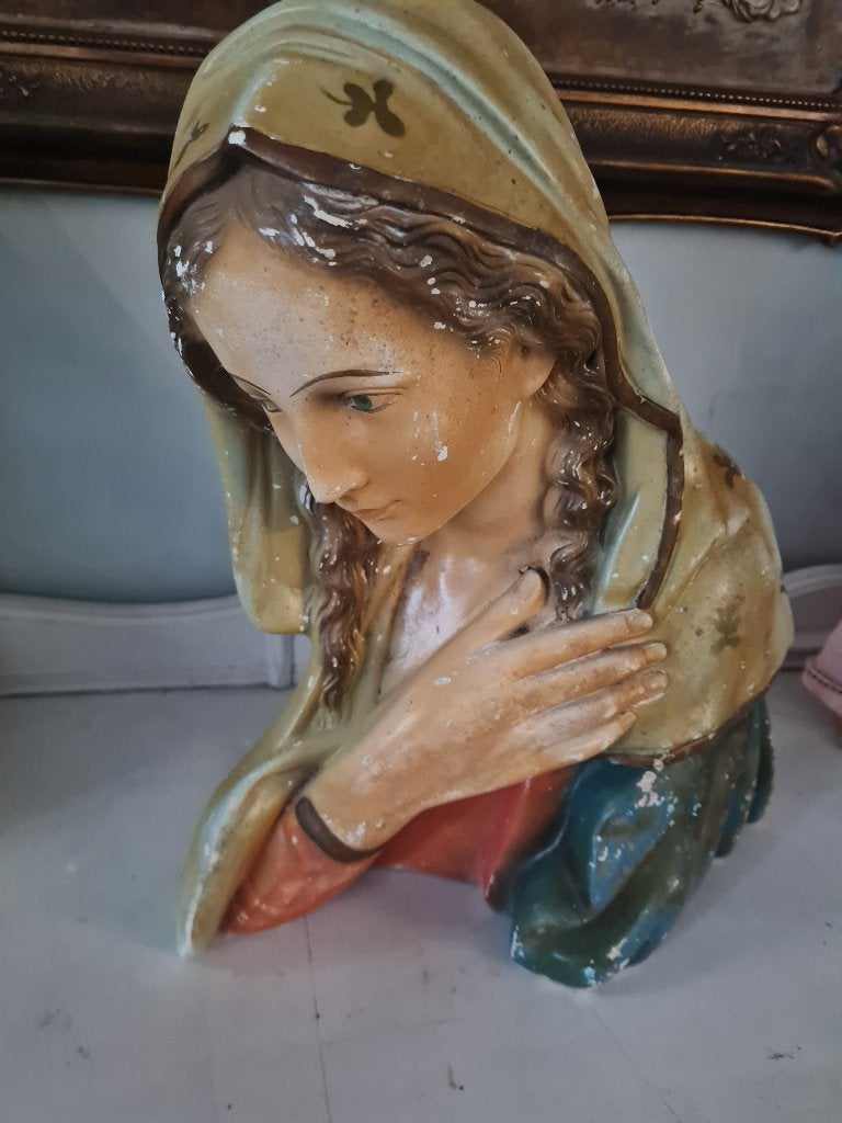 Groot zeer oud Maria beeld