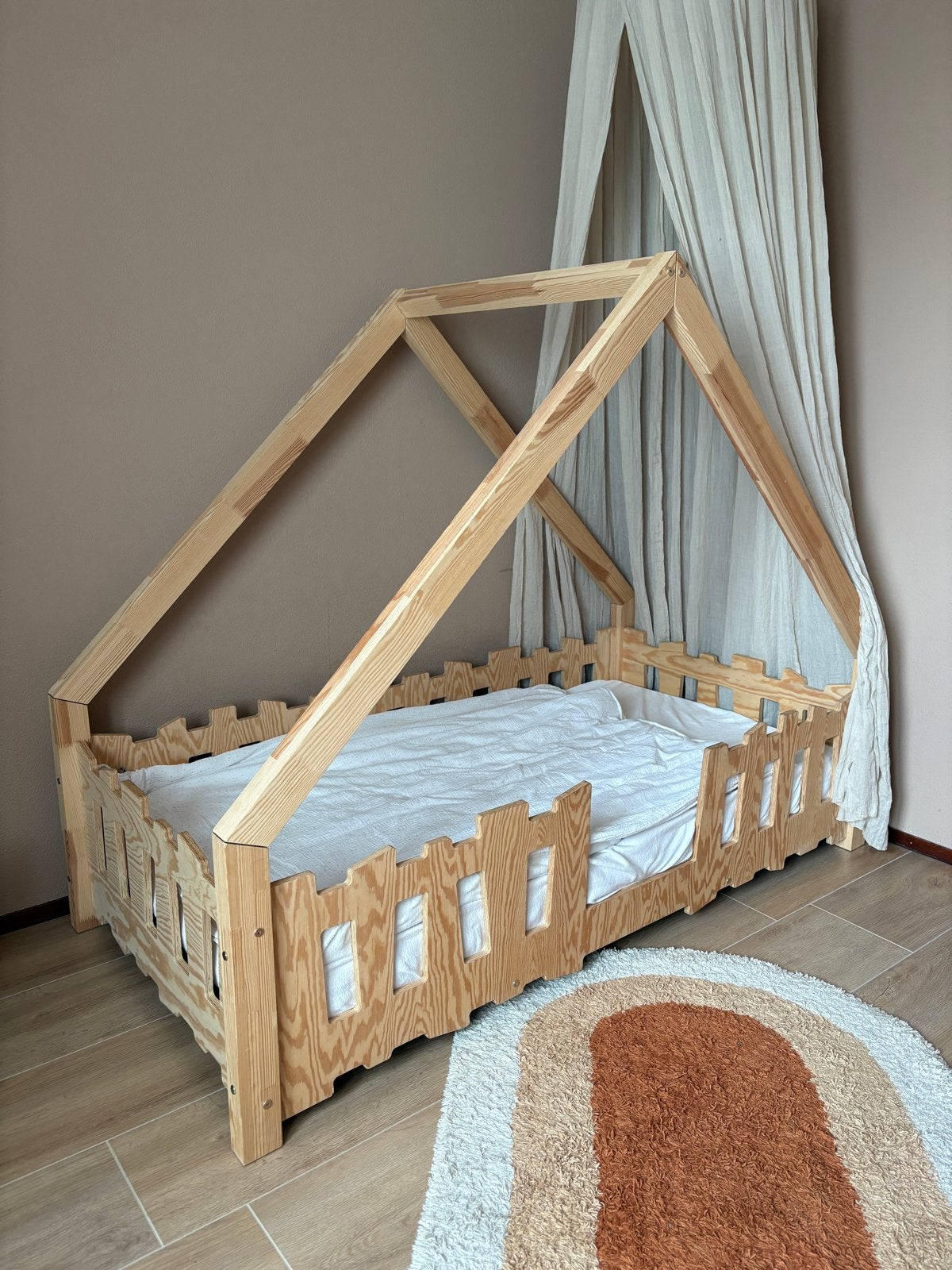 Petit Puk Bedhuisje Peuterbed incl. matras (z.g.a.n.), Ophalen, 70 tot 85 cm, 140 tot 160 cm, Zo goed als nieuw