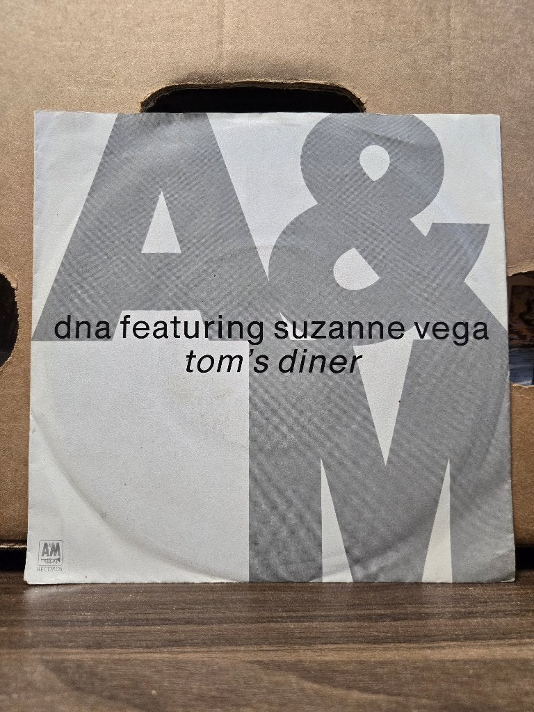 DNA & Suzanne Vega - Tom's diner, 7 inch, Ophalen of Verzenden, Zo goed als nieuw, Beschermende buitenhoes