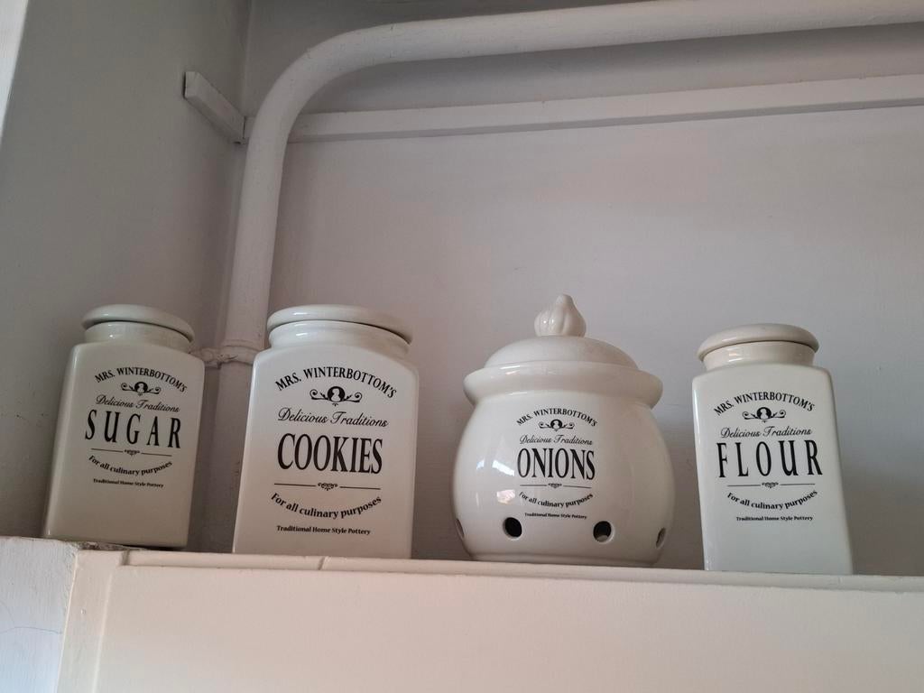Mrs. Winterbottom's voorraadpotten, Ophalen