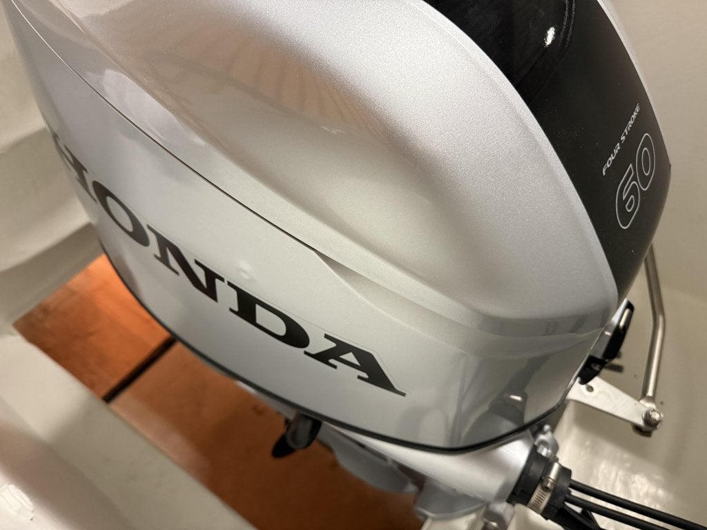 Foto 23 van Nieuwe MAASSLOEP 680 Retro 60PK HONDA KOELKST AUDIO BOEGSCHR