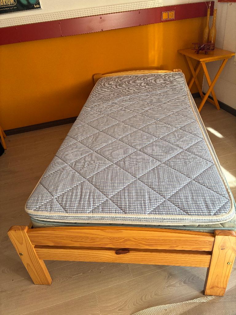 Blank houten, een persoons ledikant met matras en topper, Kinderen en Baby's, Ophalen, Zo goed als nieuw, Ledikant
