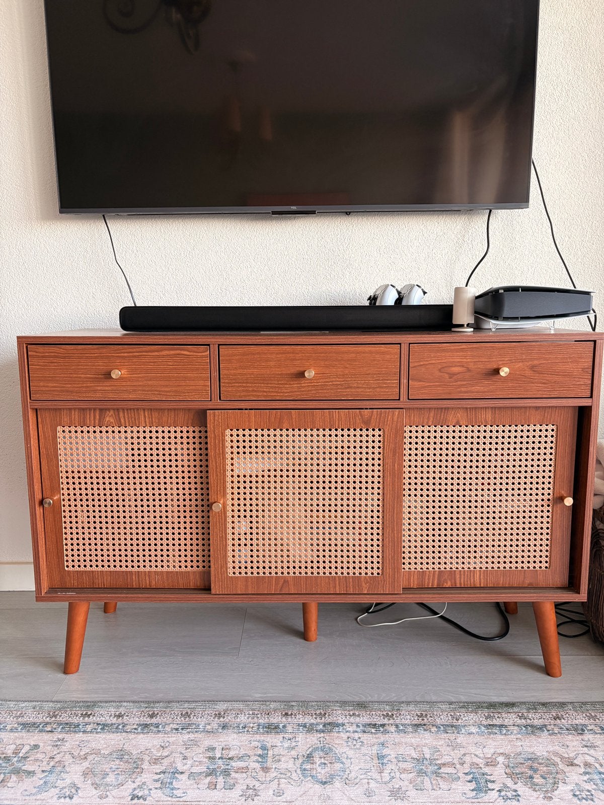 Stijlvol dressoir met rotan deuren en lades, Huis en Inrichting, Kasten | Dressoirs, Ophalen, 100 tot 150 cm, Zo goed als nieuw
