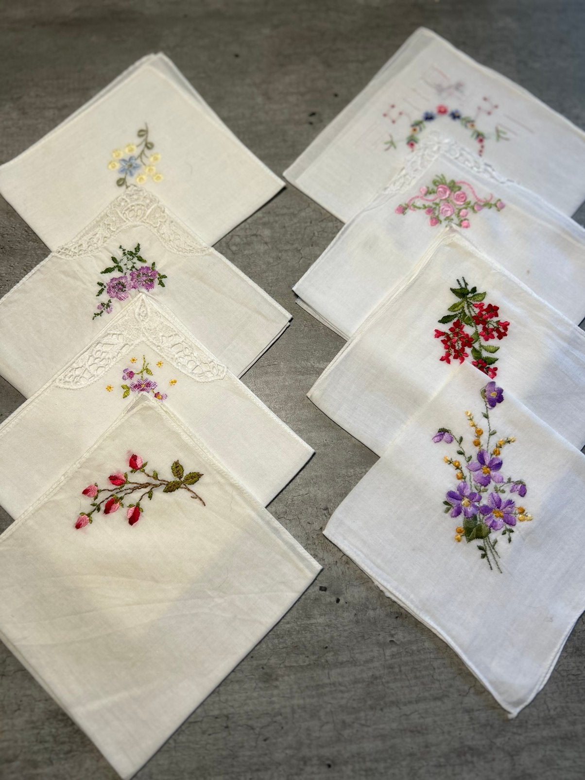 8 vintage jaren ‘50 handgemaakte kant geborduurde zakdoekjes, Ophalen of Verzenden