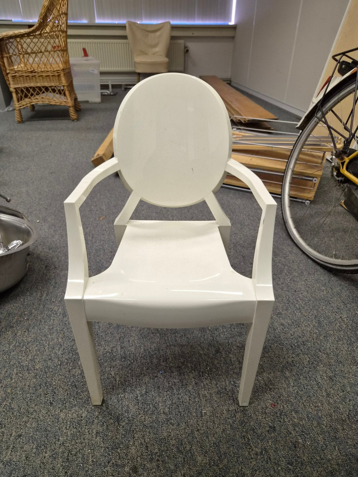 Kartell Lou Lou Ghost Stoel - Gebruikt met vlekken, Huis en Inrichting, Kunststof, Gebruikt, Design, Modern, Philippe Starck, Wit