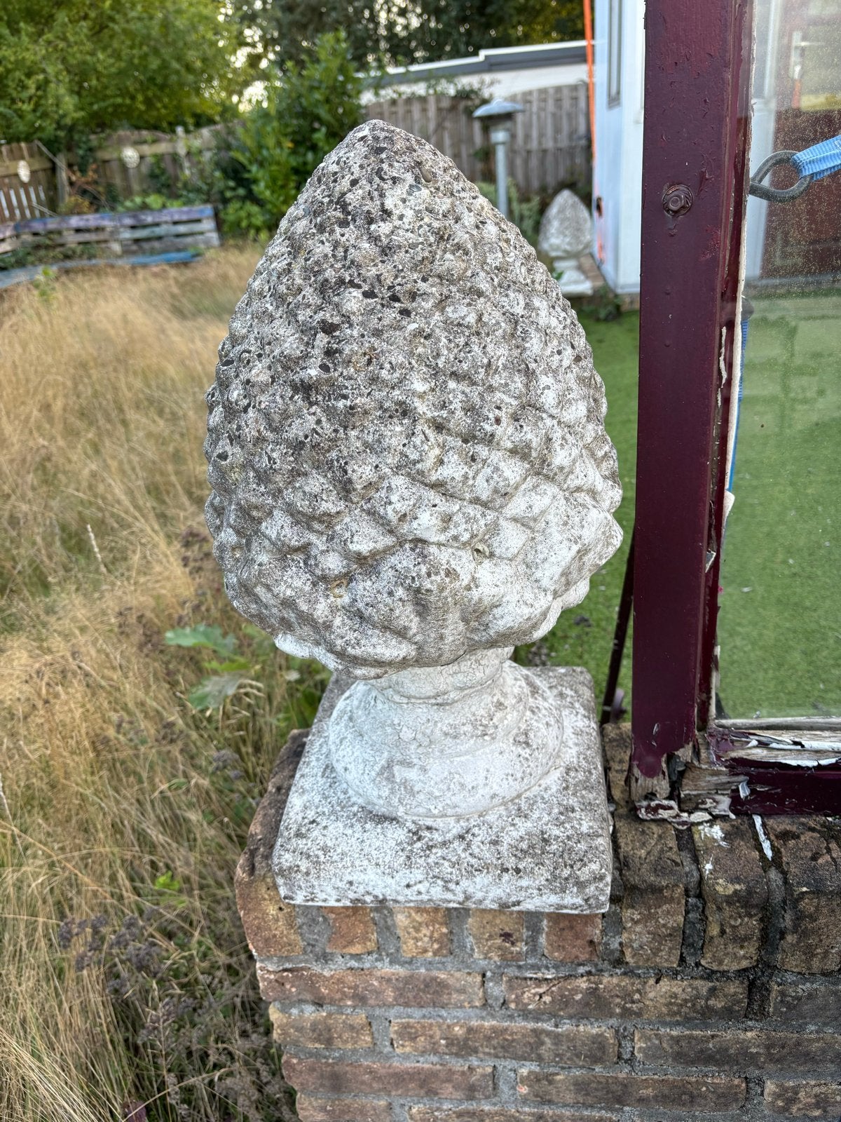 Decoratieve stenen dennenappel voor tuin of erf, Ophalen