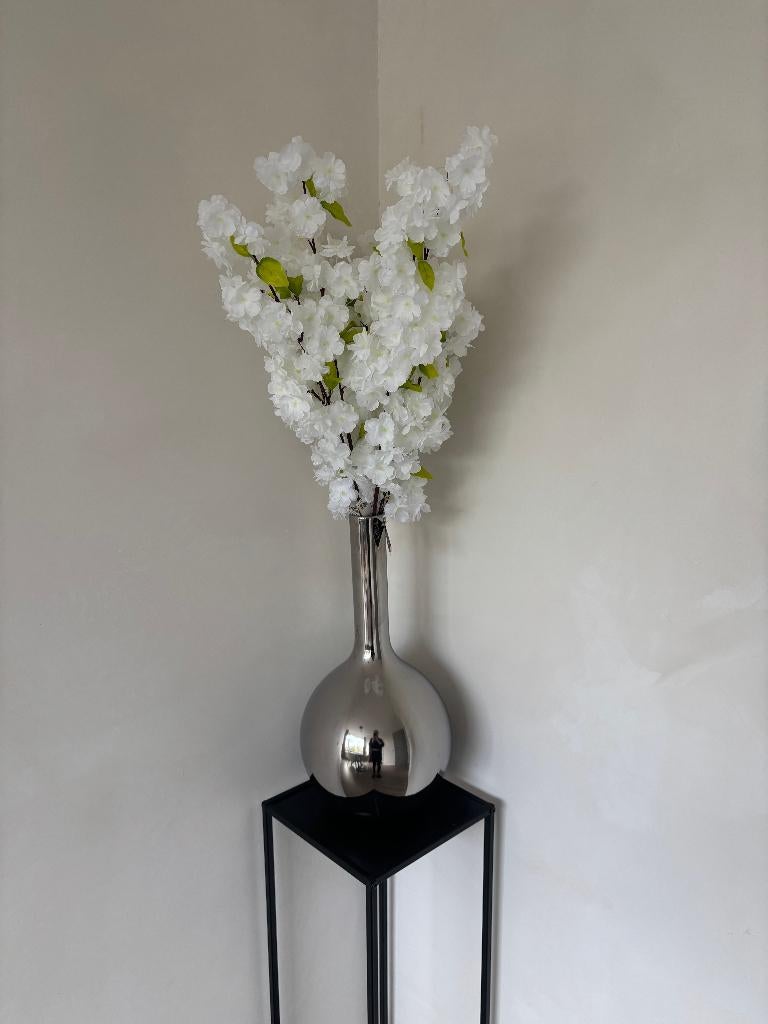 Luxe zilveren vaas met kunstbloemen, Huis en Inrichting, Woonaccessoires | Vazen, Overige materialen, Overige kleuren, Nieuw, Ophalen of Verzenden