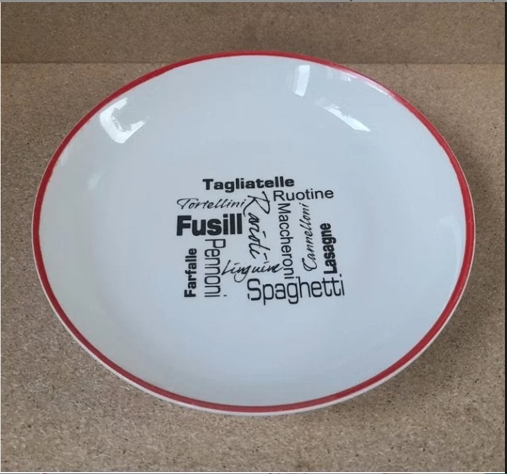 Pastaborden met Italiaanse pasta namen - 2 stuks., Ophalen of Verzenden, Zo goed als nieuw, Bord(en), Overige stijlen
