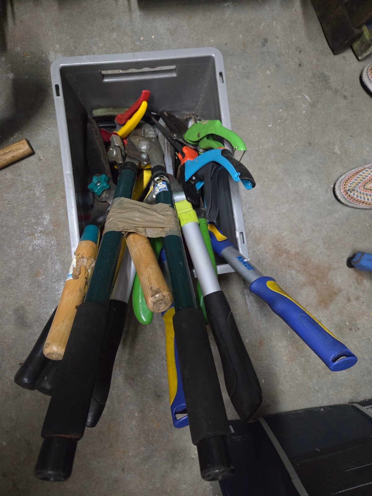 Diverse tuingereedschappen in opbergbak, Ophalen of Verzenden, Gebruikt, Overige soorten, Kinzo