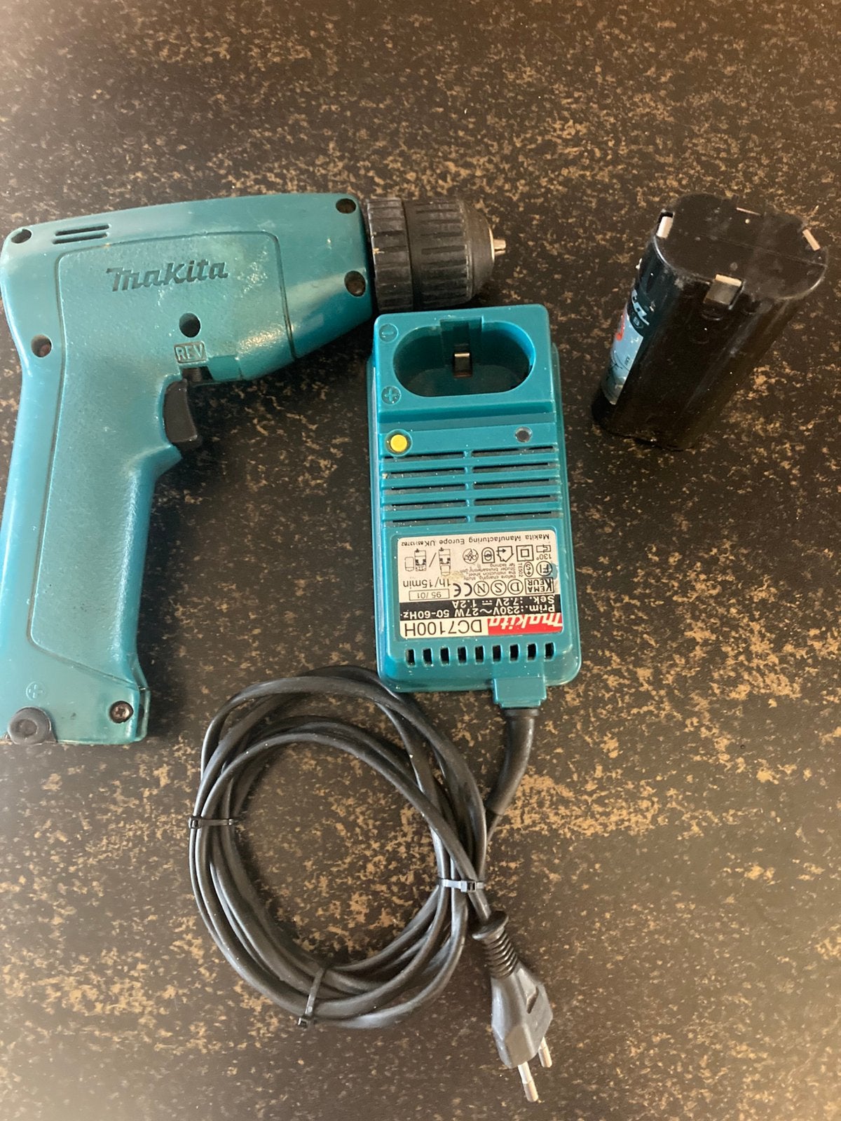 Makita accu schroefmachine met lader en accu/ accu is slecht, Gebruikt, Variabele snelheid, Ophalen of Verzenden, Boor- en Schroefmachine