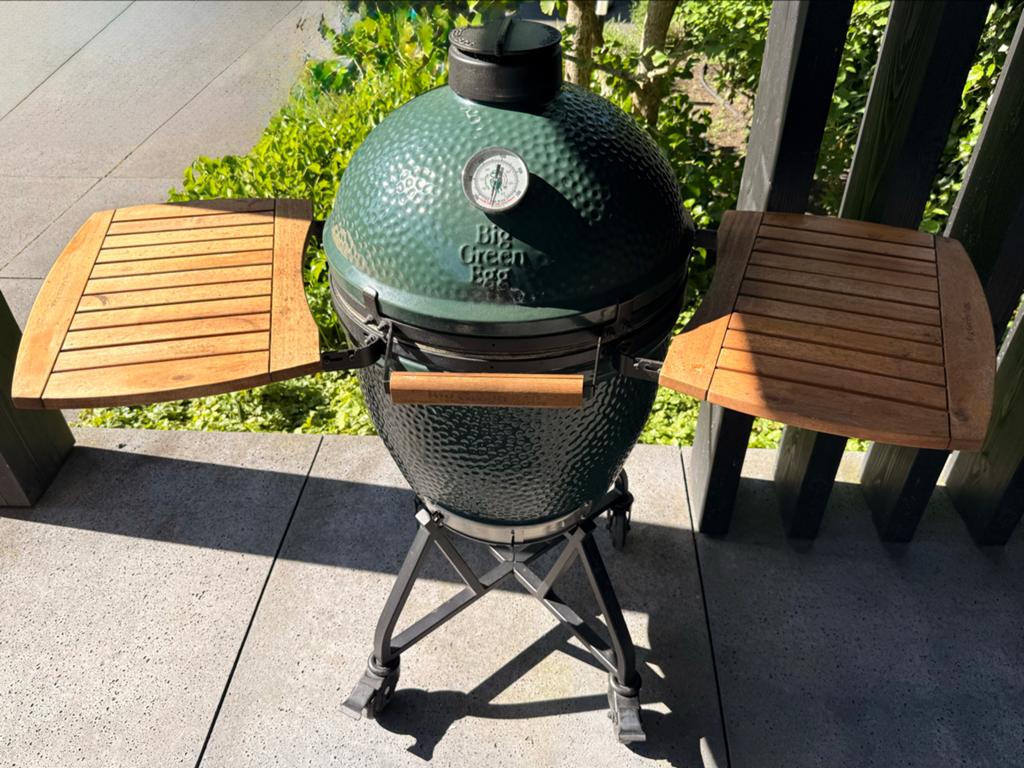 Big Green Egg Large met onderstel, zijtafels en accessoires, Tuin en Terras, Houtskoolbarbecues, Ophalen, Gebruikt, Met accessoires