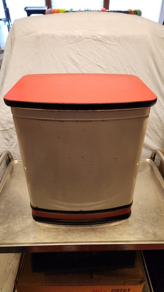 Vintage wasmand met Oranje Deksel, Ophalen