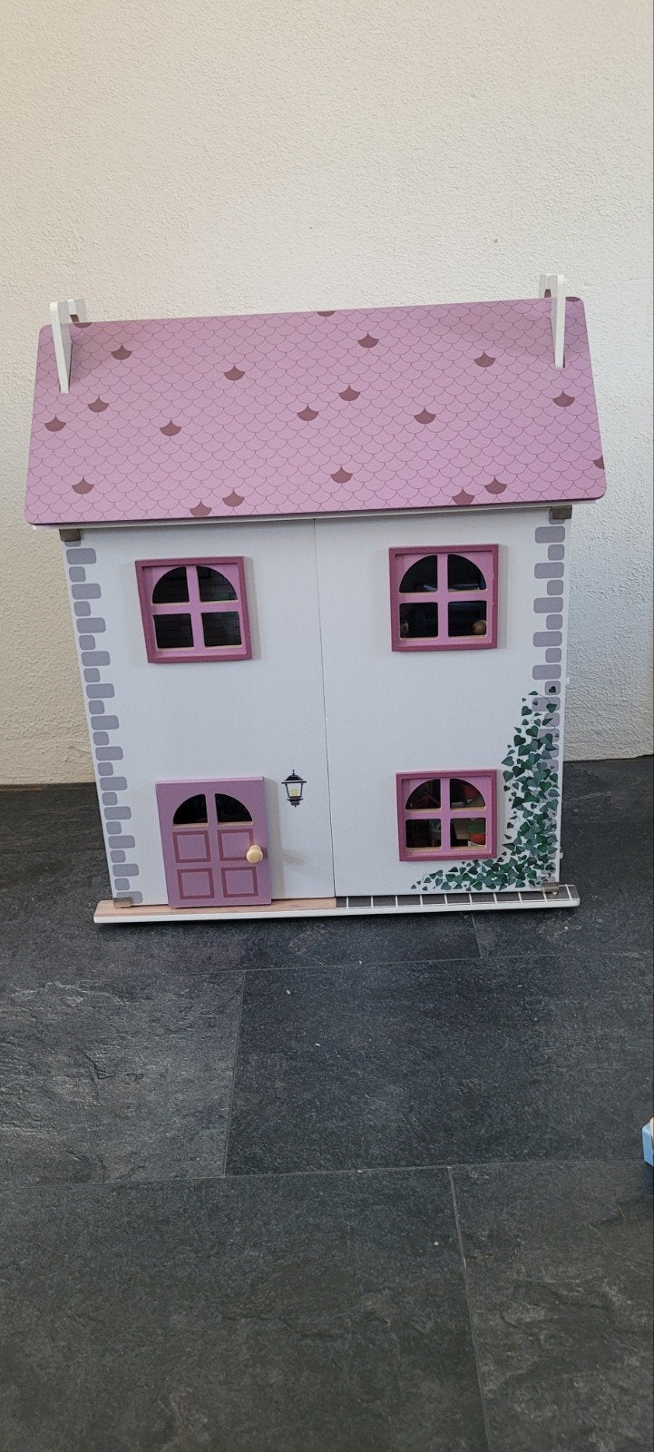 Groot houten poppenhuis met meubels en poppen, Ophalen, Zo goed als nieuw, Poppenhuis
