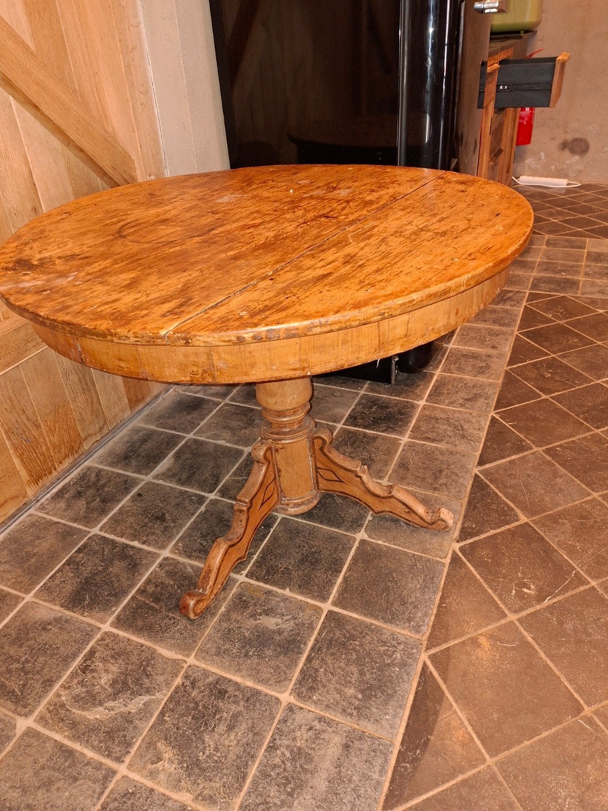 Antieke houten ronde tafel met sierlijke poot, Ophalen