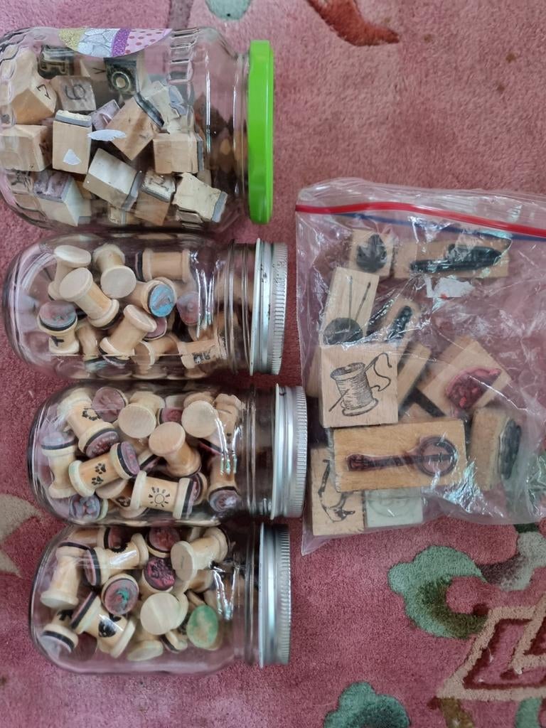 Grote collectie houten en rubberen stempels (4 potten/zak), Ophalen of Verzenden