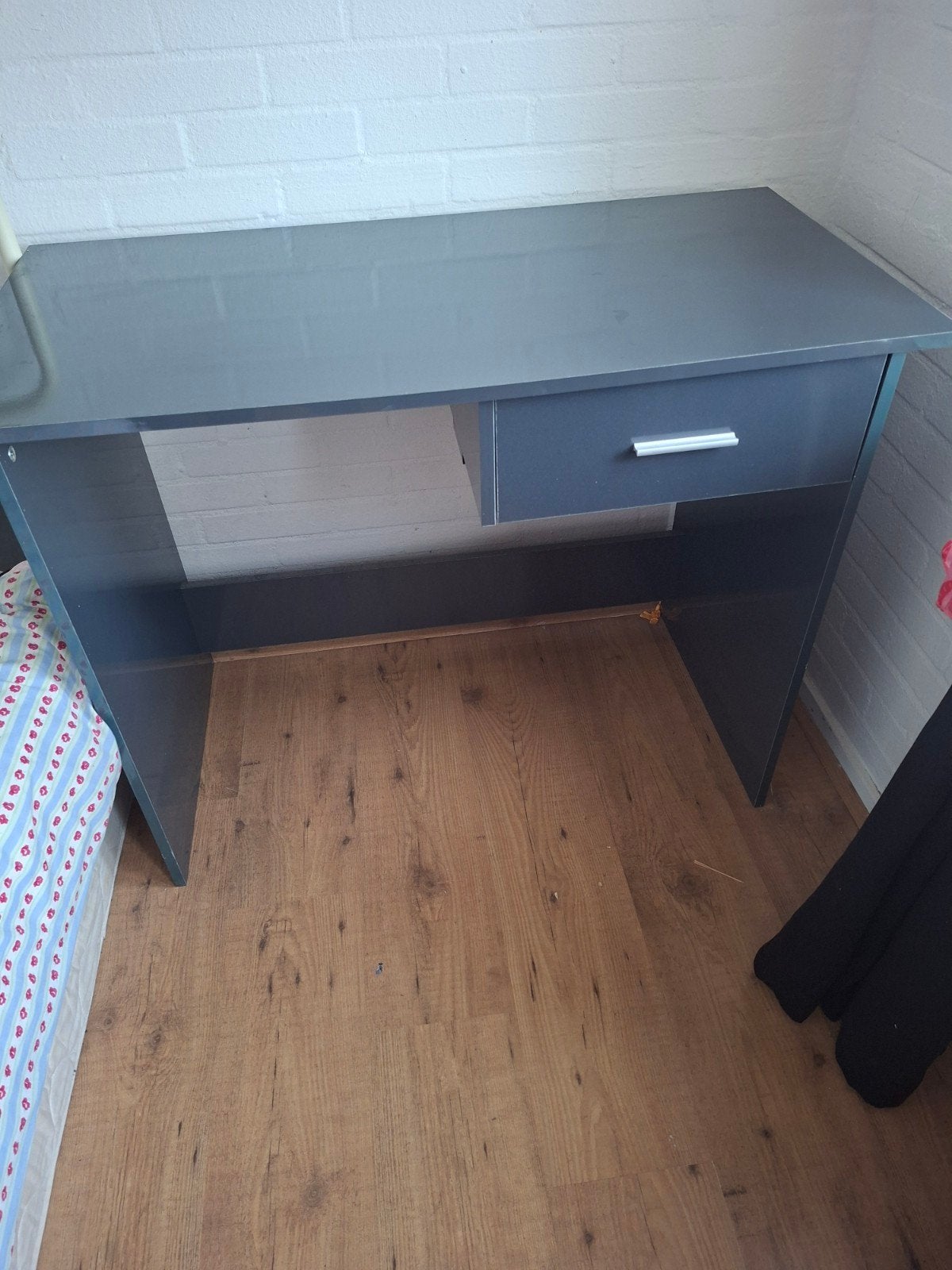 Kinderbureau. kleur donkergrijs. ZGAN., Huis en Inrichting, Bureaus, Ophalen, Met lades, 50 cm, Zo goed als nieuw