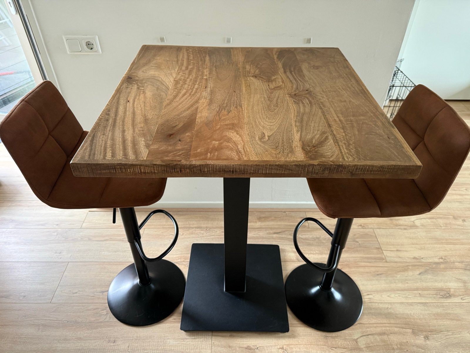 Luxe bartafel met 2 barstoelen – zeer nette staat, Huis en Inrichting, Ophalen, 50 tot 100 cm, Vierkant, 50 tot 100 cm