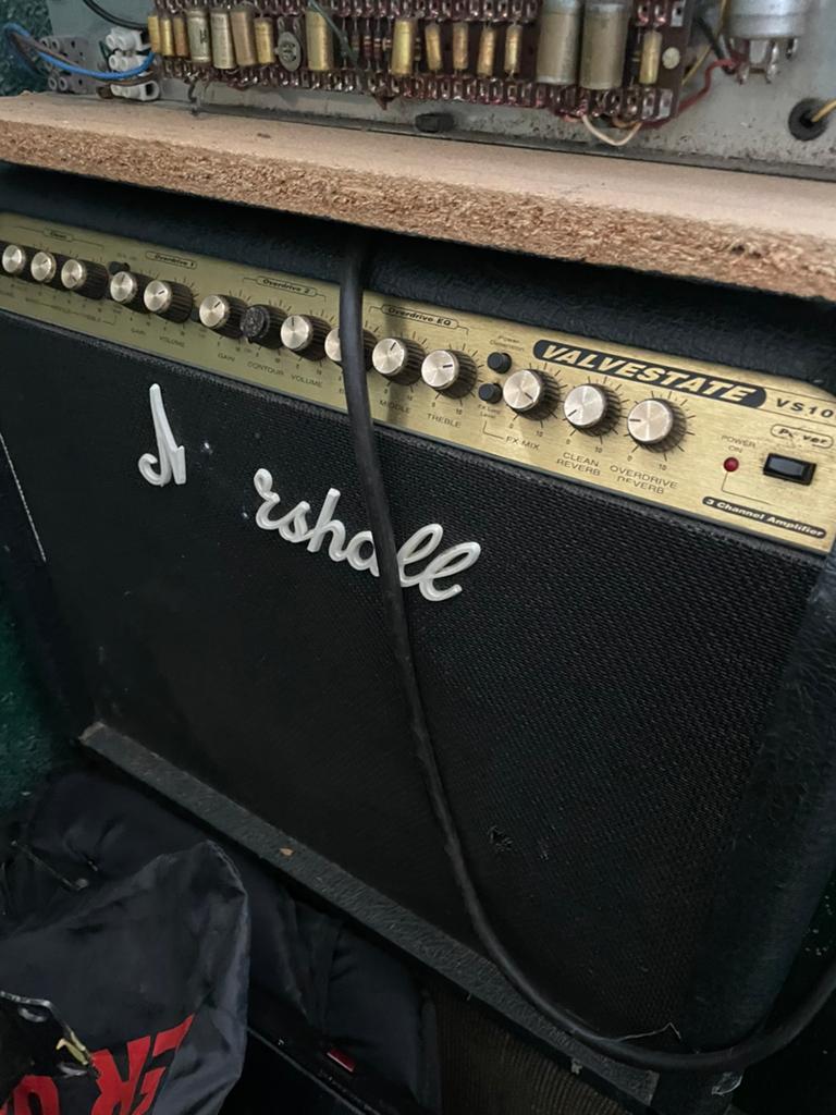 Defecte gitaar comboos E uro 10 p.s. !, Muziek en Instrumenten, Ophalen of Verzenden, Gebruikt, Minder dan 50 watt