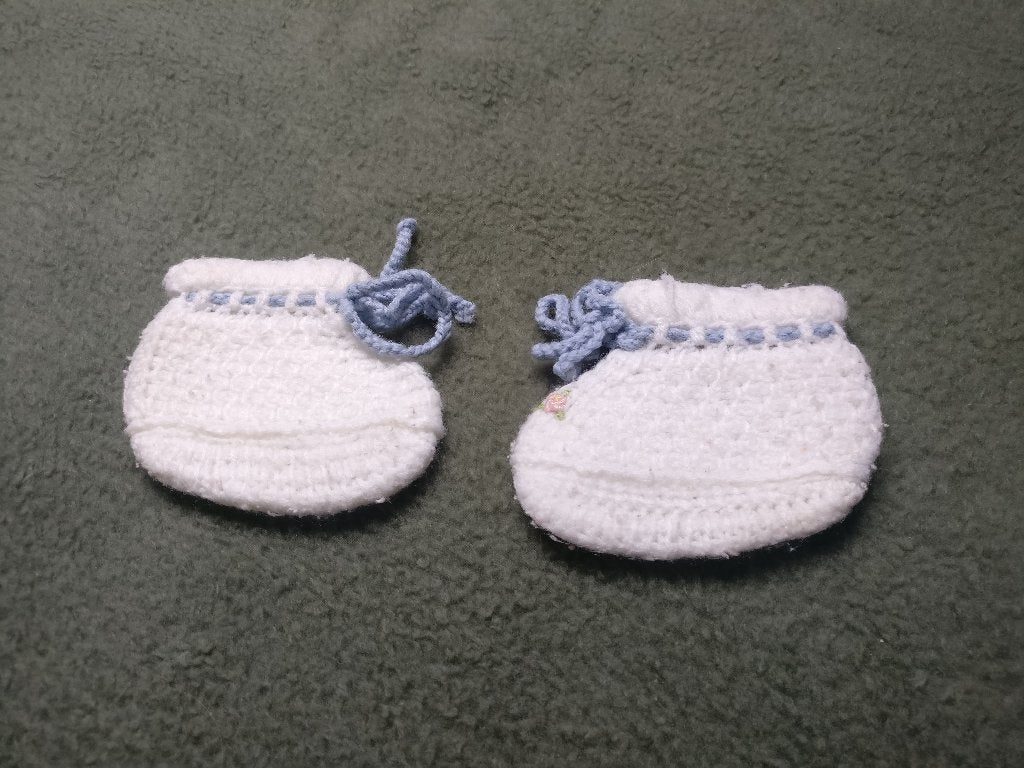Gebreide baby slofjes schoentjes sokjes wit, Ophalen of Verzenden, Zo goed als nieuw, Jongetje of Meisje, Slofjes