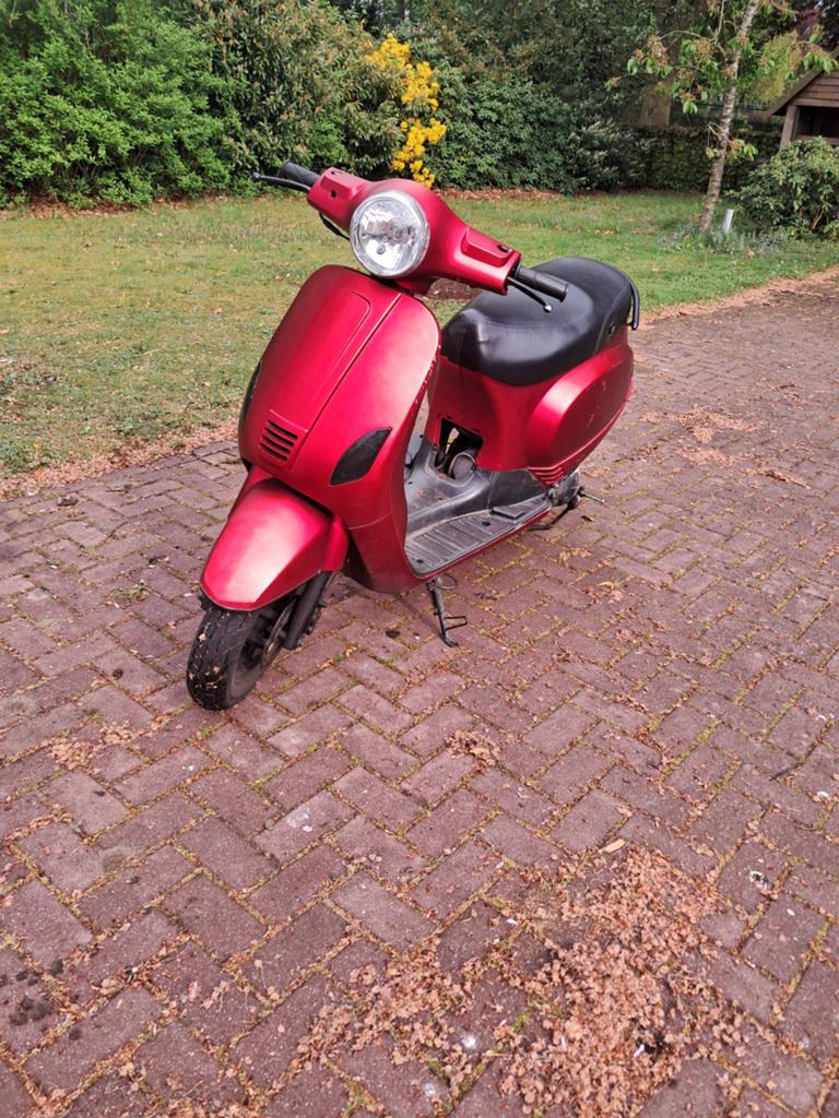 Rode scooter, Fietsen en Brommers, Scooters | Overige merken, Gebruikt, Benzine, Ophalen