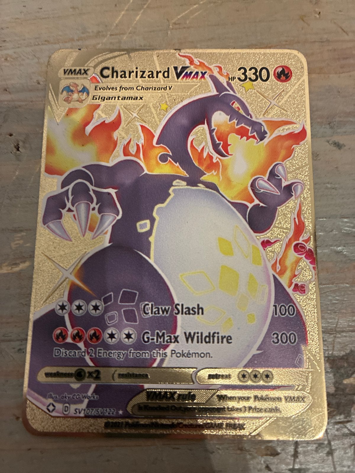 Metalen Charizard VMAX Pokémon Kaart - Gouden Editie, Ophalen of Verzenden, Zo goed als nieuw, Losse kaart, Foil