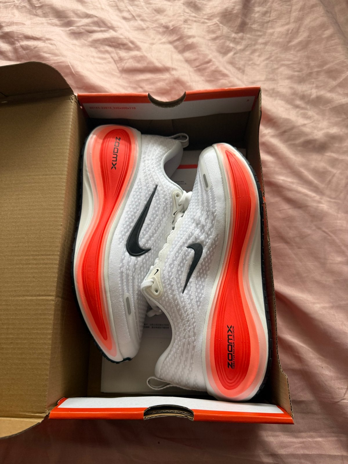 Nike Vomero Plus Wit Fel Karmozijn Rood - Maat 38, Kleding | Dames, Ophalen of Verzenden, Nieuw, Wit, Sportschoenen