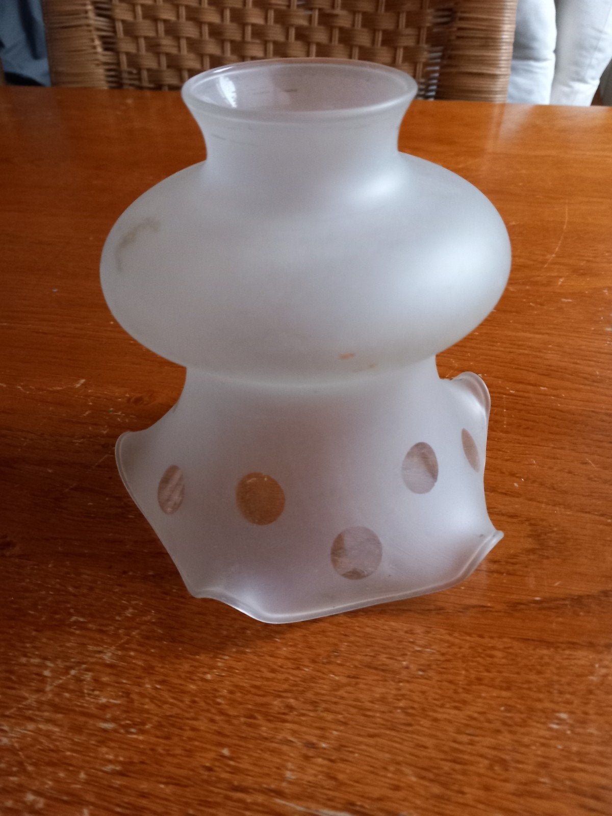 Melkglas lampenkap met stippen, Huis en Inrichting, Lampen | Lampenkappen, Ophalen, Rond