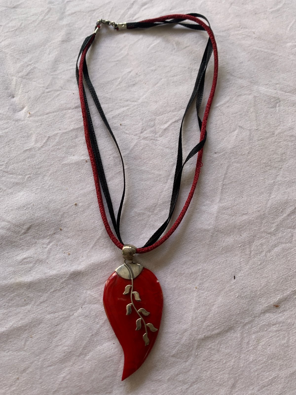 Natuursteen Hanger met Zilveren Blad en Lint Ketting, Met hanger, Ophalen of Verzenden, Zo goed als nieuw, Steen of Mineraal