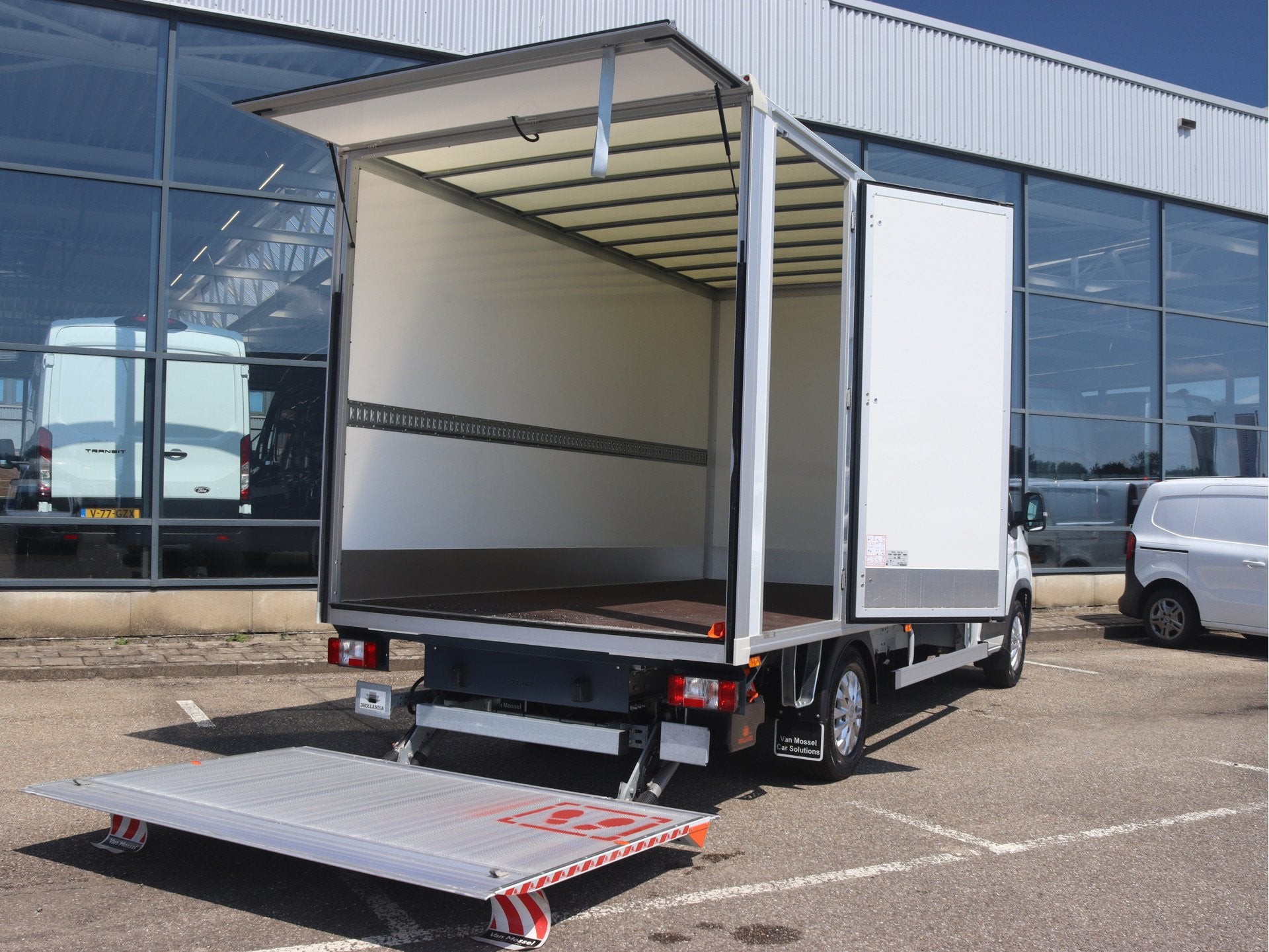 Maxus eDeliver 9 L4 Business DEAL 65 kWh | BAK+KLEP/AIRCO/CA, Auto's, Stof, Gebruikt, Zwart, 24 maanden