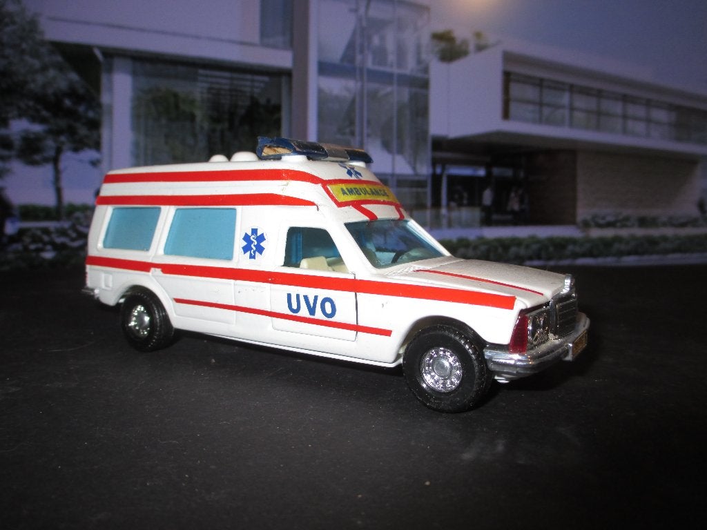 1:36 Mercedes Benz V123 Binz Ambulance UVO, Ophalen of Verzenden, Gebruikt, Auto, Corgi